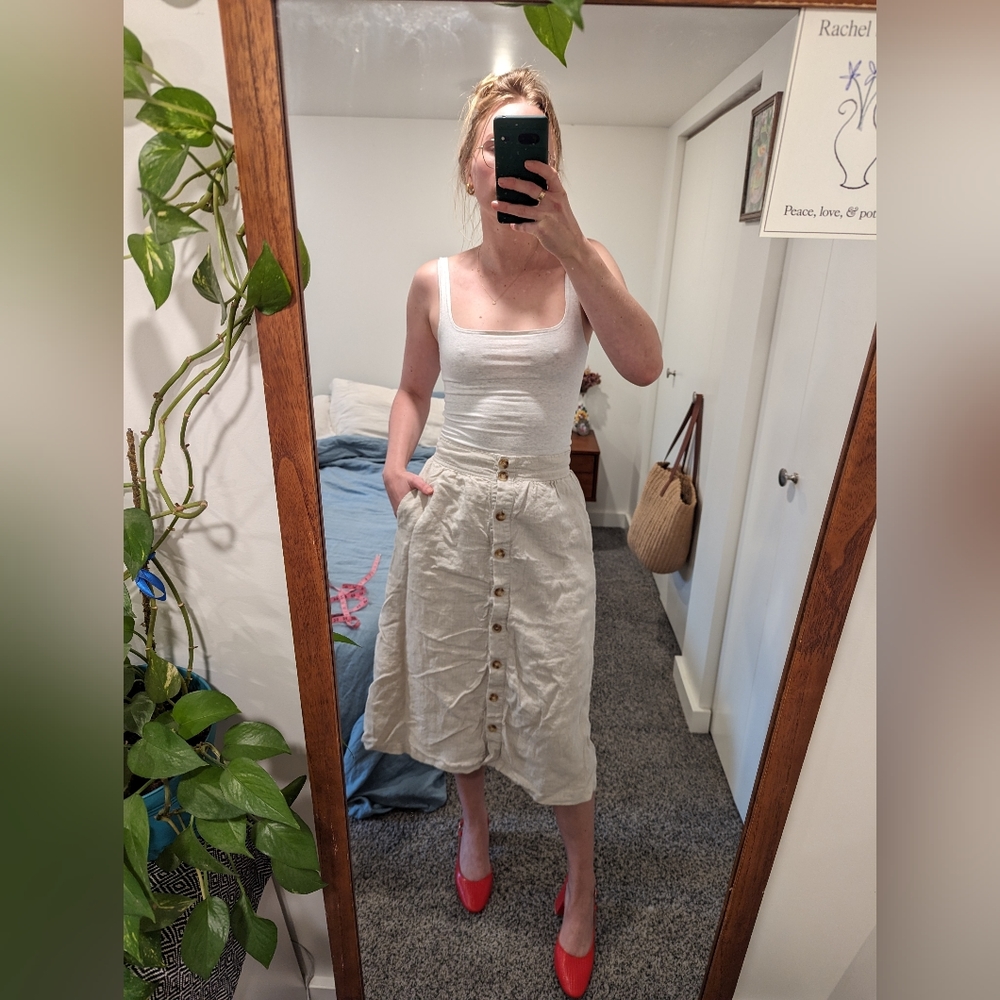 Linen beige skirt with button closure